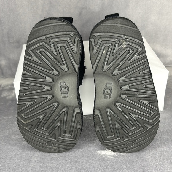 🔥🔥🔥UGG Black Suede toddler Boots Size: 9🔥🔥🔥 - Picture 4 of 9